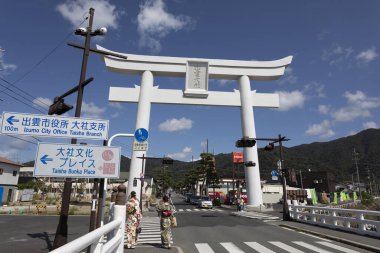 Uga Köprüsü 'ndeki Grand Torii, Japonya' nın en eski ve önemli Shinto tapınaklarından biri olan Izumo Taisha 'ya açılan ilk torii kapısı.. 