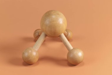 Bej arka planda tahta oyuncağı kapat