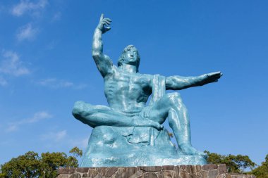 Nagasaki, Japonya 'daki Nagasaki Barış Parkı' nda Barış Heykeli. Barış Parkı, 2. Dünya Savaşı sırasında 9 Ağustos 1945 'te şehrin bombalanmasını anmaktadır..