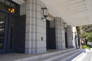 Şehrin modern mimarisinin dışındadır.