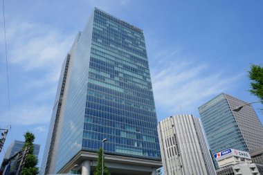 Yüksek binalar ve mavi gökyüzü - Tokyo, Japonya