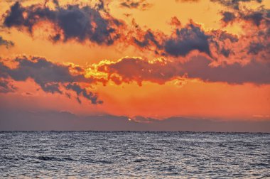 Denizin üzerinde güzel bir gün batımı 
