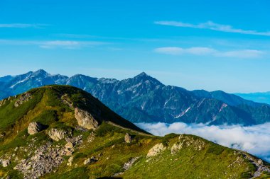 Yeşil çimenli güzel dağ manzarası