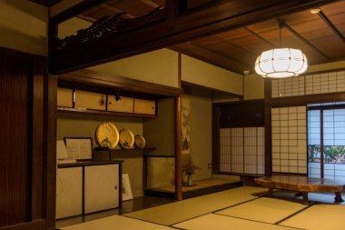 Tatami paspaslı ve Shoji ekranlı geleneksel Japon odası.