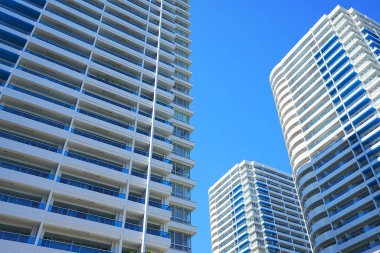 Yüksek binalar ve mavi gökyüzü - Tokyo, Japonya
