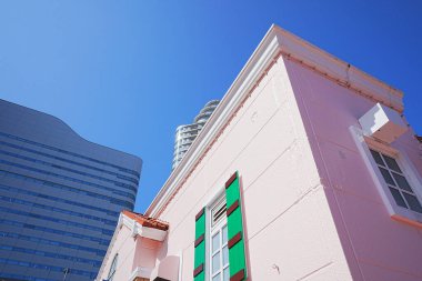 Mavi gökyüzü üzerinde şehrin modern mimarisinin düşük açılı görüntüsü 