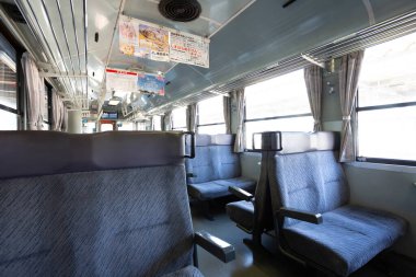 Koltukları olan boş yolcu treninin iç görünümü 