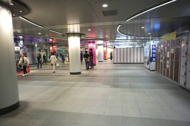 Tokyo, Japonya - Mayıs 219: Metro istasyonunun içi.