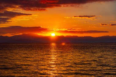 Güzel bir deniz manzarası. Manzaralı gün batımı Denizin üzerinde            