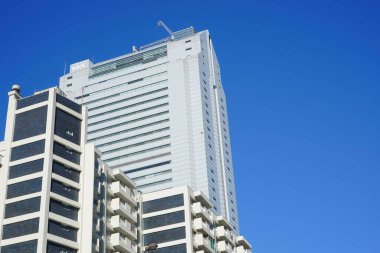 Yüksek binalar ve mavi gökyüzü - Tokyo, Japonya