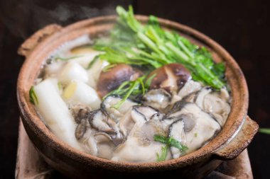 Bitki ve baharatlı taze mantar çorbası.