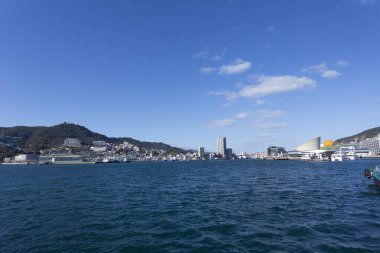 Nagasaki Limanı 'nda yaz mevsimi. Etrafı dağlarla çevrili.  