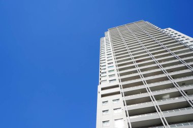 Mavi gökyüzü üzerinde modern apartman 