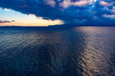 Deniz üzerinde dramatik günbatımı bulutları
