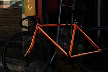 Sokakta bir bisiklet.