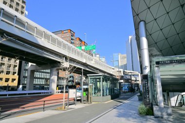 Yüksek binalar ve mavi gökyüzü - Tokyo, Japonya