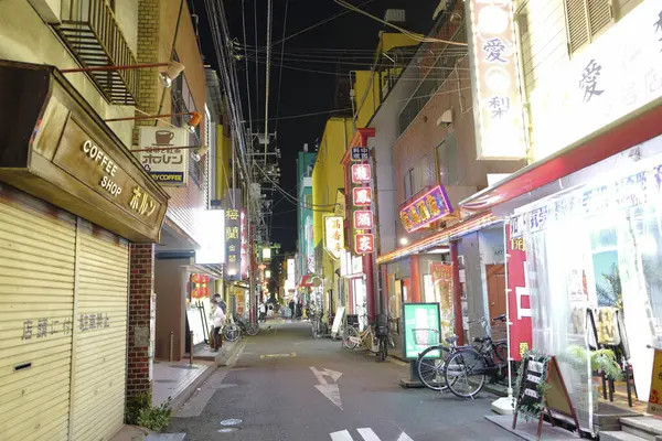 日本现代城市街道上灯火通明的商店 — 图库照片