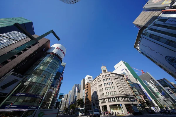 Ψηλά Κτίρια Και Γαλανός Ουρανός Τόκιο Ιαπωνία — Φωτογραφία Αρχείου