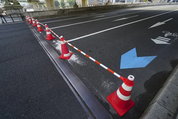 boş sokaklar ve kırmızı koniler ve trafik işaretleri