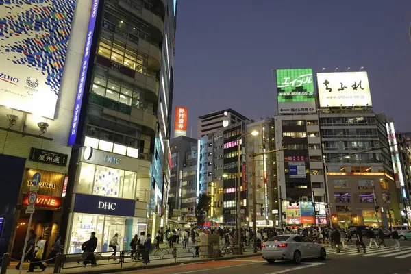 夜の東京都モールビルに照らされた街並み — ストック写真