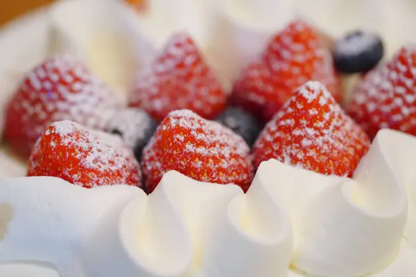 苺とクリームのおいしいケーキ — ストック写真