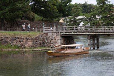 Gün boyunca görünen şehir yapılarının perspektifi.