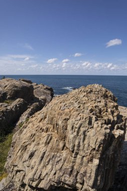Kayalık sahilli güzel deniz manzarası