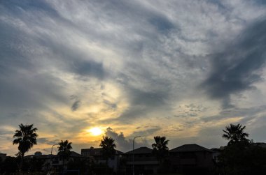 Şehrin üzerinde gün batımı