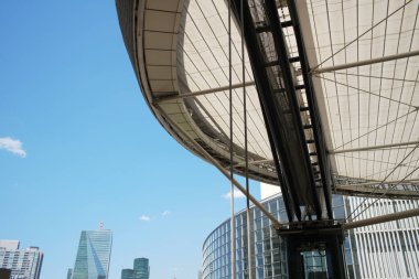 Gökdelen açık mavi gökyüzüne karşı gündüz 