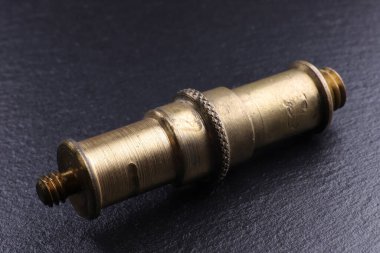 Siyah arkaplanda metal tıkırtısı.