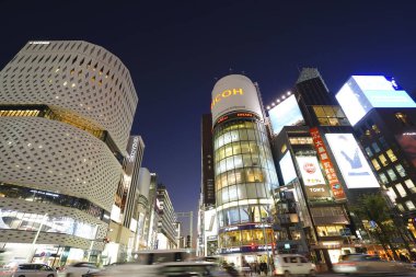 Ginza Place alışveriş merkezinin gece manzarası, Tokyo, Japonya