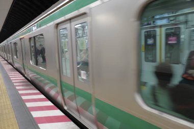 Japonya 'da metro istasyonundaki tren manzarası