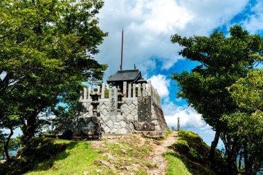 Takasumi Tapınağı, Takami Dağı 'nın zirvesinde Higashiyoshino, Nara ve Matsusaka, Mie, Japonya sınırında yer almaktadır.