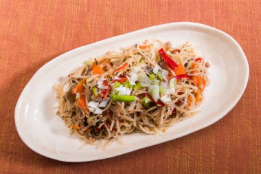 Tabakta sebzeli erişte, Asya yemeği.