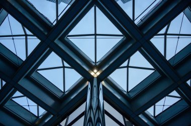 Cam çatı modern ofis binası.