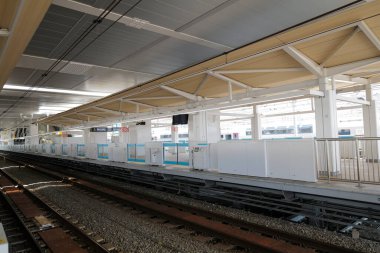 Şehirde gündüz vakti boş tren istasyonu 