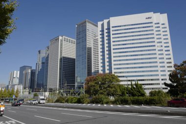 Japon şehrinde şehir trafiği olan modern binalar 