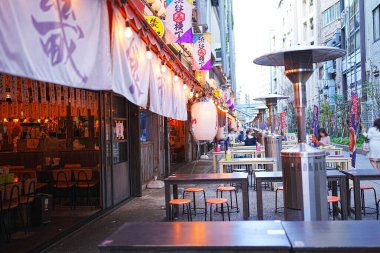 Tokyo, Japonya 'nın Shibuya semtinde, caddedeki restoran ve barlar. Shibuya, Tokyo 'nun en kalabalık ve işlek bölgelerinden biridir..