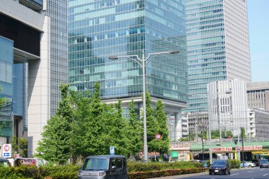 Yüksek binalar ve mavi gökyüzü - Tokyo, Japonya