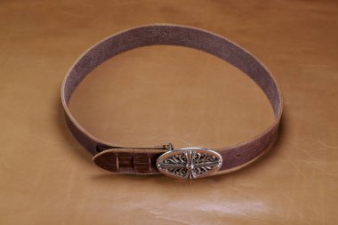 kahverengi deri kemer ve arka planda toka.