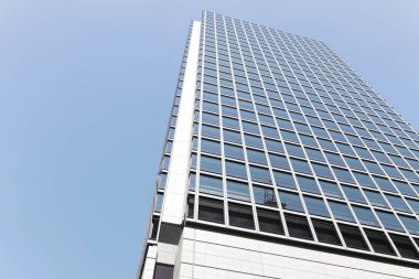 Güneşli bir günde modern şehir mimarisi.