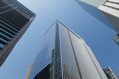 Yüksek binalar ve mavi gökyüzü - Tokyo, Japonya
