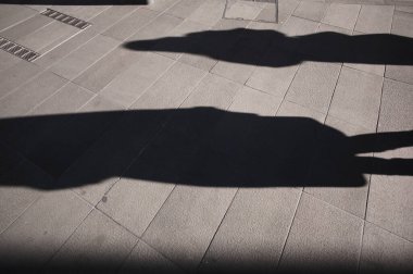 Asfalt manzaralı insanların gölgesi.