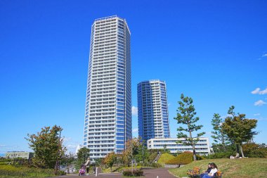 Şehirdeki sonbahar parkı  