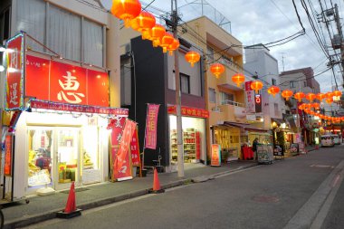 Gece Yokohama Çin Mahallesi. Japonya 'daki en büyük Çin Mahallesi