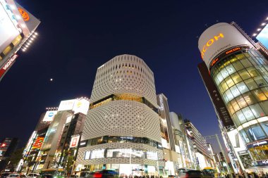Ginza Place alışveriş merkezinin gece manzarası, Tokyo, Japonya