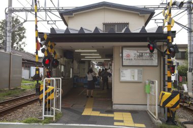 Japonya 'daki tren istasyonundaki insanlar.