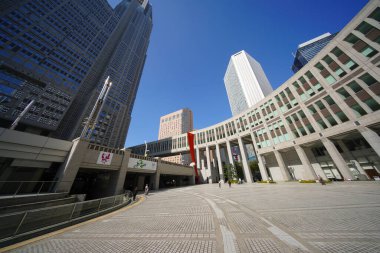 Yüksek binalar ve mavi gökyüzü - Tokyo, Japonya