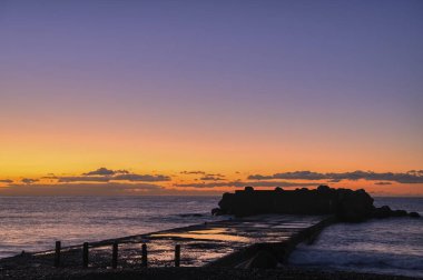 Denizin üzerinde güzel bir gün batımı