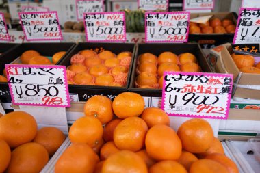 Japonya pazarında satılık çeşitli taze meyveler. 